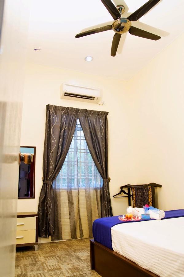 Homestay Hj Esmon Parit Raja Uthm 바투 파핫 외부 사진