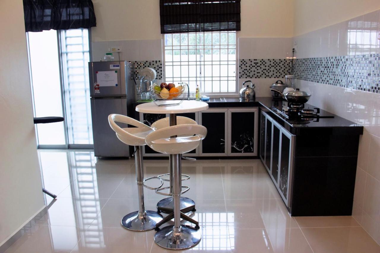 Homestay Hj Esmon Parit Raja Uthm 바투 파핫 외부 사진